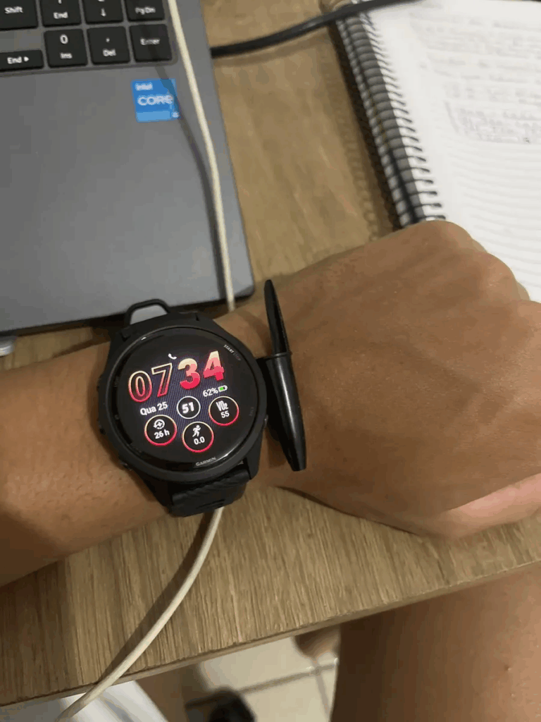 O Campeão do Pódio: Garmin Forerunner 265 Tamanho comparativo