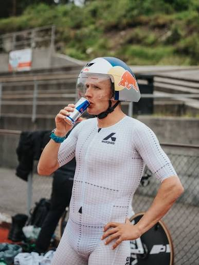 Blumenfelt tomando red bull